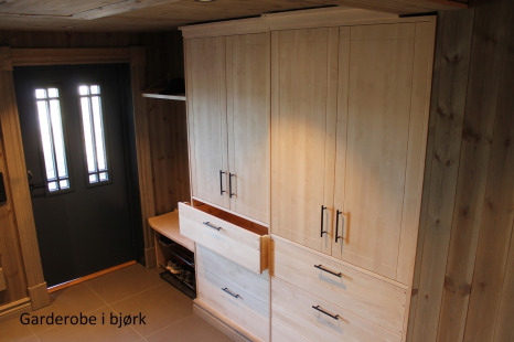 Garderobe i bjørk. Hylleskap og hengeskap.