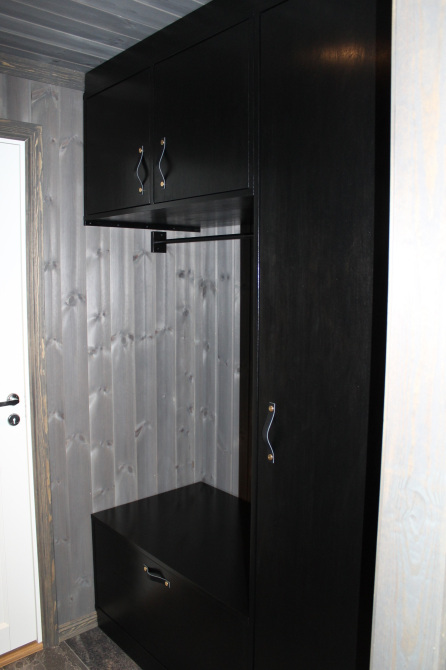 Garderobe i bjørk. Sort hardvoksolje.