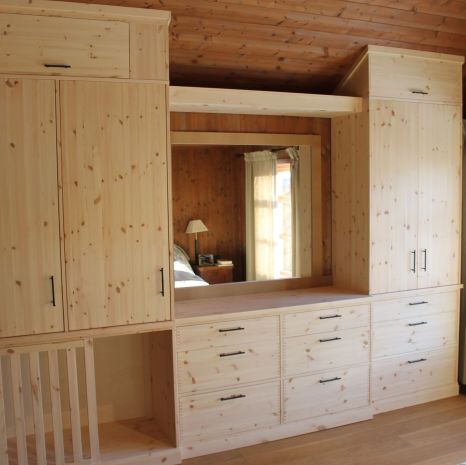 Hyttemøbler. Garderobe i furu. Det skal males.
