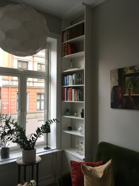 Asymmetrisk bokreol til et alt for vindskjevt hjørne.