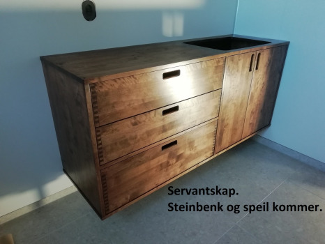 Servantskap. Steinbenk og speil kommer.